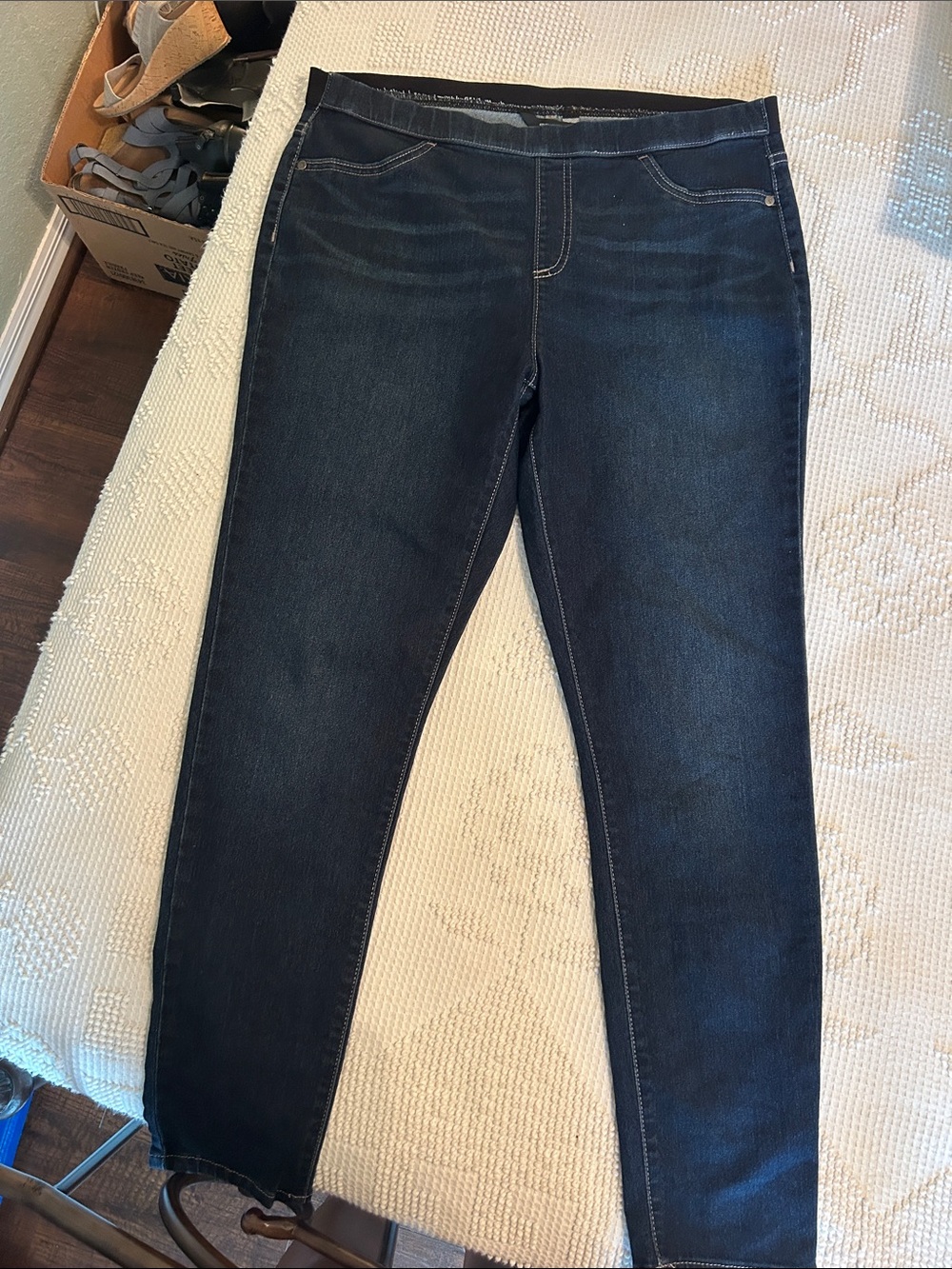 Vera Wang Dark Wash Skinny Jeans